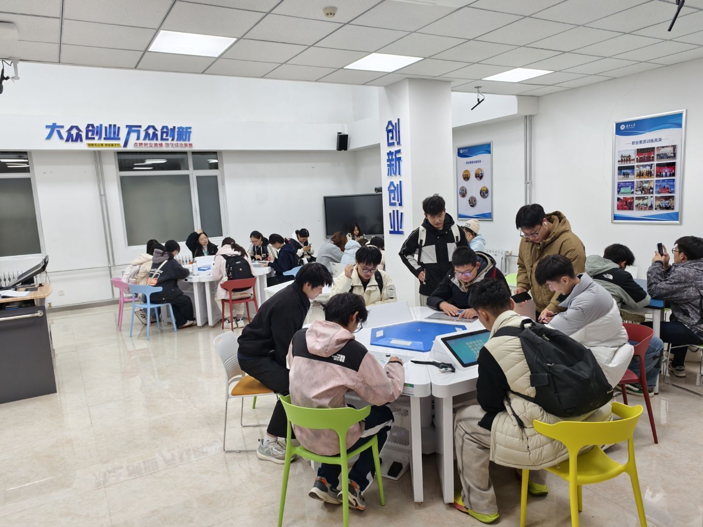 学校开展新生创新创业教育活动